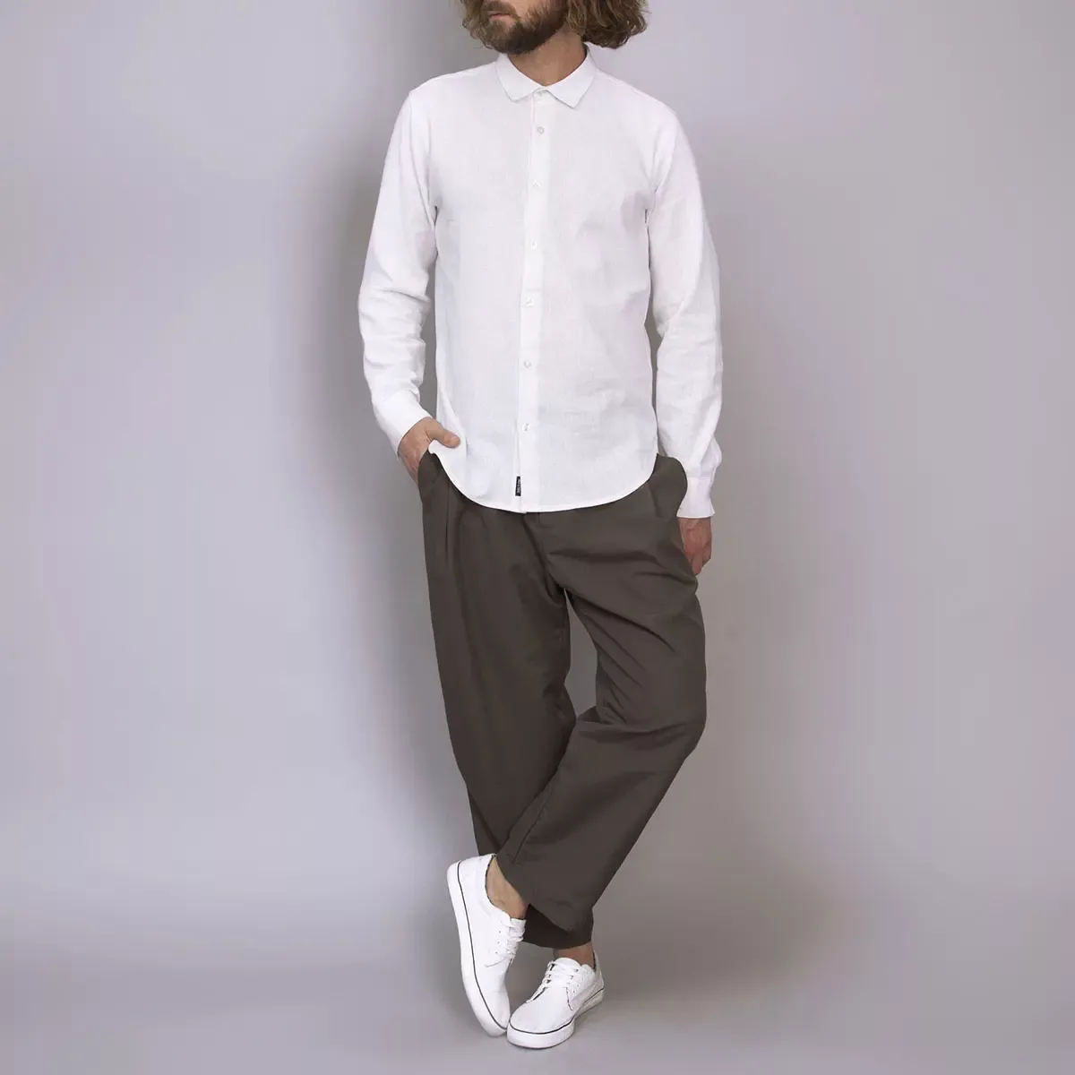 10 outfit que te enseñarán a cómo combinar camisa blanca hombre
